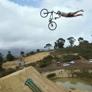 1.5M views · 16K reactions | Suscríbete a nuestro canal de Youtube! https://www.youtube.com/channel/UCv8r6l1M4kx3I0esoIkMEAg Una de las mejores tomas durante el @darkfest_mtb Sam Reynolds estirando completamente un Superman junto a su Polygon Collosus DH9 Encuentra está bicicleta junto a toda la gama Polygon con su distribuidor autorizado en México. @ready4action Visita www.ready4action.mx #darkfest #superman #jumps #collosus #dh9 | BikeCheck | Facebook