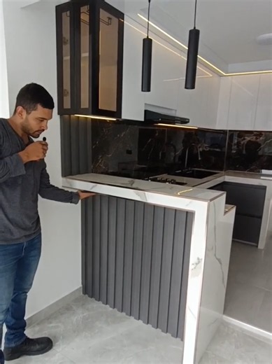 Cocina integral a la medida moderna con acabados brillantes