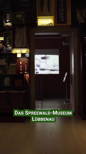 Das Spreewald-Museum Lübbenau entführt euch auf eine Zeitreise in die Vergangenheit einer typischen Spreewaldstadt! 🤩 Schon von außen ist das Gebäude extrem eindrucksvoll und eines der markantesten in Lübbenau. Drinnen findet unter anderem die Ausstellung "Es gab ja nüscht..." - Shopping in der DDR statt. Neben originalen Produkten könnt ihr euch hier historische Fotografien der Verkaufsstellen und Fabriken anschauen. 😊 Weitere Highlights sind die Spreewaldbahn 🚂 und eine Sammlung an Spreewal