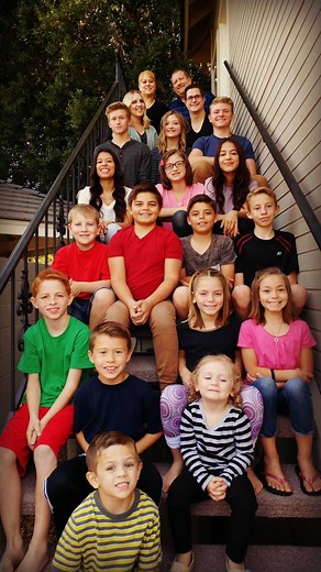 Crazy Middles on Instagram: "It just makes sense with 23 of us! 💁🏼‍♀️ • Check out our YouTube channel “Crazy Middles” to see how we balance it all! • #crazymiddles #bigfamily #21kids"