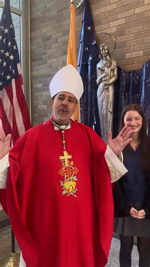 El fuego del Espíritu Santo en Maria Regina High School