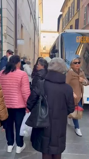 Tutti sul Greengobus 🫶 #Greengobusfaenza in servizio - linea A fermata Via Pistocchi. 💚💚💚 Il Greengobus mezzo fantastico ogni giorno risparmia 200 lt di gasolio per Ambiente ♻️♻️♻️ Greengobus #100%elettrico #centrostoricofaenza #faenza ♻️♻️♻️ #energiasolarfotovoltaica ☀️☀️☀️ #ariapulita 💚💚💚 🌍 #greengobusfaenza #greeneconomy #amafaenza #faenzacentro #comunedifaenza #climatechange #Greeneconomyisthefuture #economiacircolare💚♻️ #100%elettrico #zeroinquinamentoacustico | Green-Go Bus Faenza