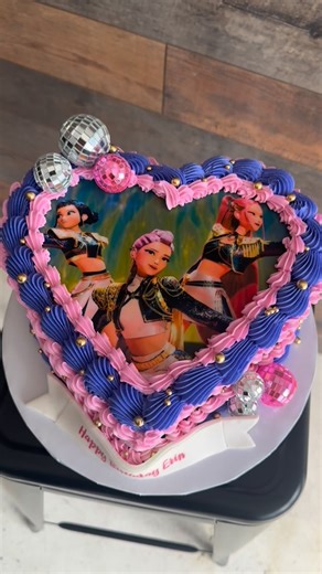 Mary's Cake Shop | 𝐊-𝐩𝐨𝐩 𝐃𝐞𝐦𝐨𝐧 𝐇𝐮𝐧𝐭𝐞𝐫𝐬 𝐂𝐚𝐤𝐞 💜 . . #kpop #kpopcake #demonhunters #demonhunterscake #buttercream #cake #pastel #customcakes #birthdaycake... | Instagram