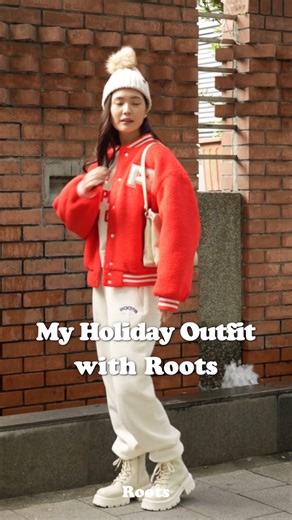 My Holiday Outfit with Roots🌲 亮紅 Alpine 學院外套 ✕ 全白刷毛套裝。 ❄️ 最經典的 Roots 配色，在雪地裡穿出最強對比。 這是屬於Roots的 APRES SKI CLUB，穿得暖，更要穿得帥。 📍 門市官網同步上市 #rootstaiwan #bewithroots #bewithnature #擁抱真我 | Roots Taiwan
