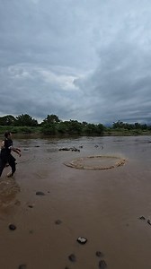 El viejo Tino Tirando la atarraya con una mano. | Esteban Villalta
