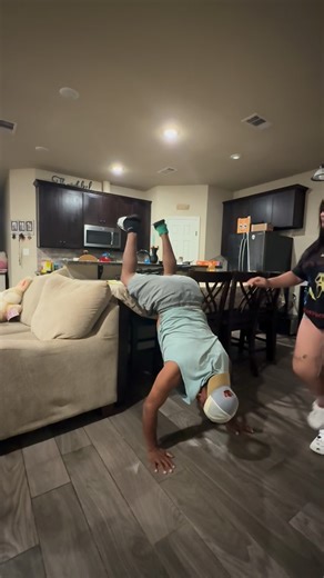 Daniel Morales on Instagram: "Te parece gracioso? #comedia #pareja #risas"