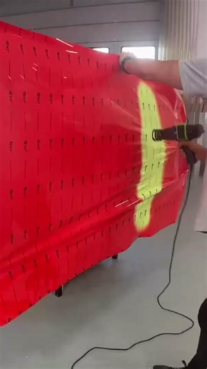 𝐖𝐫𝐚𝐩 𝐓𝐫𝐚𝐢𝐧𝐢𝐧𝐠 𝐕𝐢𝐬𝐮𝐚𝐥𝐢𝐳𝐞𝐝 𝐂𝐨𝐮𝐫𝐬𝐞 will elevate your wrapping skills with hands-on practice and real-time feedback. 𝐆𝐥𝐨𝐬𝐬𝐲 𝐆𝐫𝐢𝐝 𝐑𝐞𝐝-𝐘𝐞𝐥𝐥𝐨𝐰 𝐒𝐞𝐧𝐬𝐨𝐫 technology in this enhanced wrap course is specifically designed for the vinyl wrap industry. When the film's temperature reaches 40 degrees Celsius, it changes from red to yellow, and when it drops below 40 degrees Celsius, it changes back to red. This reversible process serves as an excellent demonstr