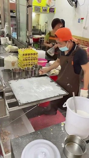 Open a store to make and sell rice noodle rolls and dim sum to make money.