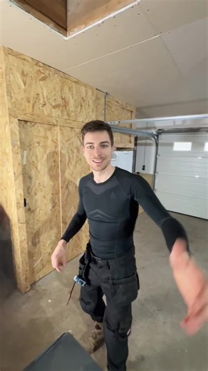 Aménagement complet d’un garage sur mesure 🔨 Optimisation de tous les murs du sol au plafond, tout en conservant l’espace nécessaire pour rentrer et sortir la voiture sans contrainte. Un projet pensé pour maximiser le rangement, garder un espace propre et fonctionnel, et exploiter chaque mètre carré intelligemment. #wood #renovation #create #design #woodworking