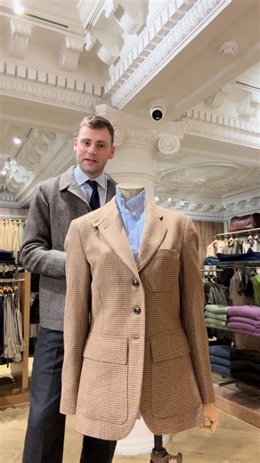 Jack Gregorie introduces the brand new Farlows Ladies Norfolk Jacket. A classic and timeless style that’s well suited to both town and country. Shop now 👉www.farlows.co.uk/farlows-ladies-norfolk-tweed-shooting-jacket.html ✔ 100% wool tweed ✔ Matching breeks available ✔ Made in Britain #farlows #qualityandvalueasstandard 🇬🇧 | Farlows