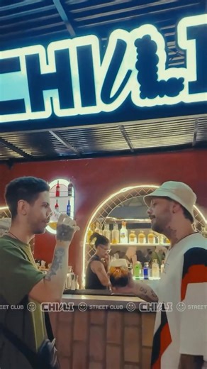 Chilli Street Club on Instagram: "En Chilli, el carnaval es todo el verano. 🌶️🎉 Los que se quedaron, ya son parte. ¿Y vos? Vení a disfrutar de nuestras promos $3000 cerveza y vermut de 19 a 22hs 20% off en botellas de 00 a 1.30hs > > viernes y sábados Esto recién empieza.🔥"