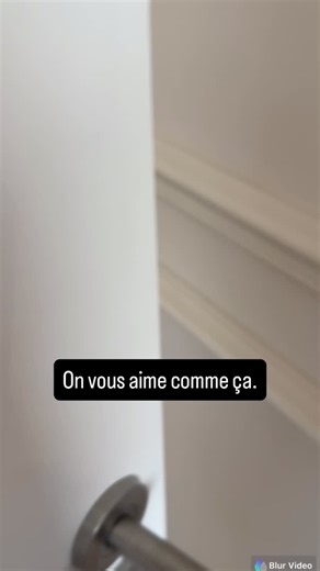 Sophie Couvet on Instagram: "Ici, venez comme vous êtes. On vous reçoit comme à la maison. On vous soigne, on vous rassure, et surtout… on vous aime comme ça. Après toutes ces années, on n’est plus seulement une communauté. On est une famille. Merci à chacun d’entre vous pour votre confiance 🤍 Nota bene: Vous remarquerez qu’ici, nous aimons la musique classique. Le Beau Danube bleu de Johann Strauss en fond… et notre patient qui ronfle en rythme. Il n’y a que chez nous que vous verrez ça. #fami