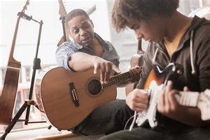 Comment apprendre la guitare seul: 10 conseils essentiels