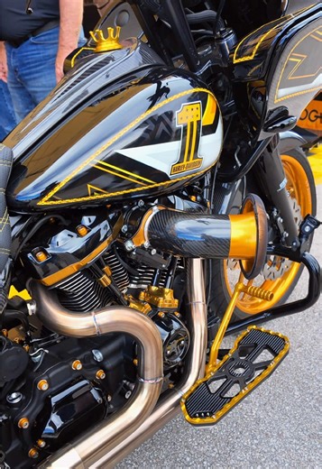 Revamped 2019 H-D Road Glide 'Gold Digger' Showcase