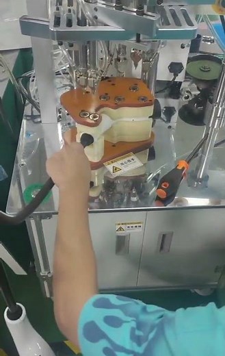 automatic locking screw machine for charging gun