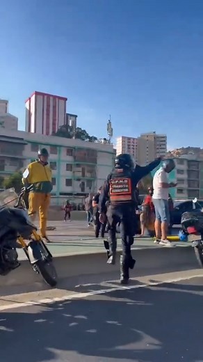 #NoticieroDeVenezuela - Una camioneta perdió el control y chocó contra un poste de electricidad, siendo posteriormente impactada por otro vehículo. Este incidente tuvo lugar en la tarde del 16 de marzo. El accidente de tránsito se produjo en la autopista Valle - Coche, en dirección a Tazón, a 100 metros de la alcabala 3 de Fuerte Tiuna. 🎥: informacion.vial Más información en la web 👇: www.noticierodevenezuela.com #Sucesos #venezuela #NDV #Noticias #17Mar #AccidenteVial #PNB #AccidenteVehicular