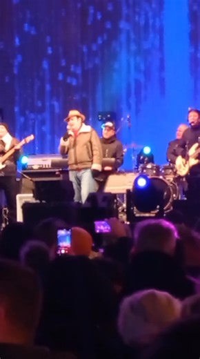 Acum 37 de ani habar nu aveam ce e o "manea" și cine este formația Azur. Ne-au învățat " bătrânii", adică ciclurile mai vechi ( marina militară Romana). Am ascultat in disperare Mona. 🤣🤪😭😜 Azur, părinții manelelor cum s-au recomandat ( in seara asta). 🙌🙌🙌🙌 Acum am citit ca a fondat formatia in 1977 iar el are 74 de ani. Concertul a durat 45 de minute si a fost live! | Ioan Tincoca