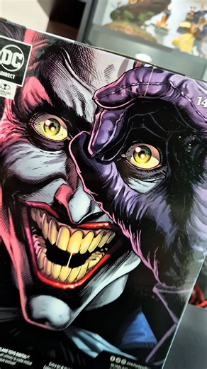 The Joker (by Jason Fabok) 1/6 Scale Figure Batman: Three Jokers McFarlane 🎭✨ A Arte do Caos em Escala 1:6 🎨 Apresentamos a impressionante Figura do Coringa (by Jason Fabok), inspirada na aclamada HQ Batman: Three Jokers. Uma peça essencial para colecionadores e fãs do universo DC. 🃏 Características: 📏 Escala 1:6 – aproximadamente 28 cm de altura 🎨 Detalhamento minucioso, fiel ao estilo de Jason Fabok 🧱 Material: PVC de alta qualidade 🧾 Inclui base de exibição e cartão de arte colecionáve