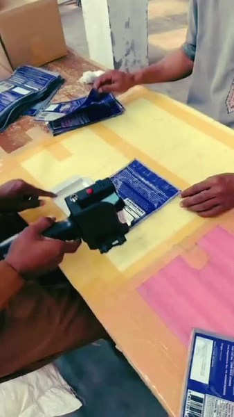 *Price Mark Hand Printer* This Hand held Expiry Date Printer is available at PACKING MACHINES AND PARTS Faisalabad This printer can print on the following products Board, punch, stone, pipe, cable, metal, plastic products, electronic, fiber board, mild steel nail, aluminum foil, etc. And with it you can print date, time, batch number, serial number, QR code and BAR code etc. in 5 lines.