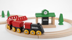 1.9K views · 18 reactions | Hier werden Erinnerungen wach. Ganz aus Holz begeistert das Set schon Generationen. Das klassische Bahn Acht Set ist dabei der perfekte Einstieg für kleine Eisenbahnfans ab zwei Jahren. Hattet ihr früher auch eine Eisenbahn Zuhause?   Für eine Rundreise schaut hier vorbei: https://www.brio.de/produkte/alle-produkte/eisenbahn/klassische-eisenbahn/bahn-acht-set-classic-line | BRIO | Facebook