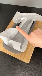 PARCHMENT PAPER HACK 🧁 ◼️ Square or rectangular containers: Just make two small cuts on the corners — it fits like a glove. 🔵 Round containers: Fold the paper 3 times, cut the tip of the triangle, then cut down the center. 🧁 Muffin tins: Fold in 4, follow the crease lines, and press it into the mold — it will hold its shape perfectly! #bakinghack #kitchentips #parchmentpaper #bakingtrick #muffins #easybaking | TastyIri