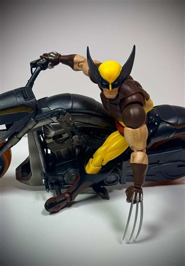 Akira Slide Challenge: Deadpool vs Wolverine Action Figure Battle