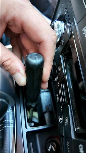 🔧 Nur wenige Menschen wissen, wie man das Automatikgetriebe beim Audi Q5 entriegelt.
