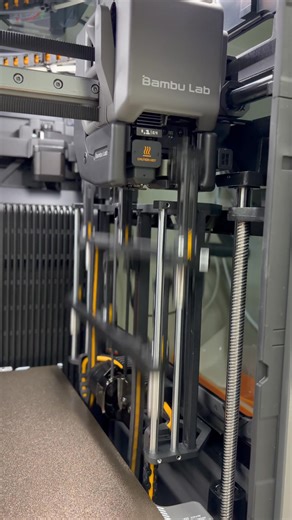 Bambu Lab H2C กับระบบ Vortek ต้องยอมรับงานวิศวกรรมของ Bambu เลย ว่าพยายามทำให้เครื่องของตัวเองไปต่อได้ อัพเกรดได้ (ถึงแม้จะราคารวมๆกว่าซื้อใหม่) . ปีนี้ระบบ Vortex น่าจะไปใส่ในรุ่นเล็กได้ แต่อาจจะเหลือแค่ 3-4 หัว เพราะพื้นที่จำกัด สำหรับคนที่ใช้งานวิศวกรรมเป็นหลัก ถ้า AMS 2 Pro อบเส้นขณะปริ้นได้สำหรับการปริ้น ไม่ต้องมีอะไรเพิ่มแล้ว | 3D Printer by Sync Innovation