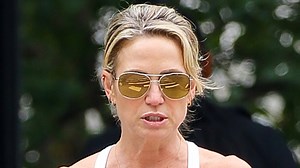 GMA3 alum Amy Robach shows off fit figure in crop top and leggings in new pics