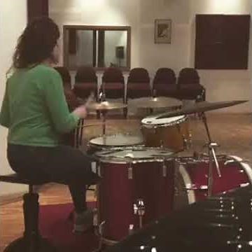 HOT GIRL plays drums