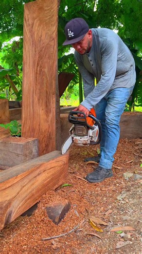 Aserrando madera con la espada más pequeña del mundo: ¿funciona?