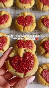 GRAIN FREE RASPBERRY HEART THUMBPRINT COOKIES❤️ These grain free raspberry heart thumbprint cookies are the perfect Valentine’s or Galentine’s day treat! Made with a delicious and easy homemade raspberry chia jam. These cookies are refined sugar free, dairy free, and grain free ✔️ Grain Free Raspberry Heart Thumbprint Cookies: Makes 12 cookies: Cookies: 2 cups almond flour 1 egg (sub flax egg) 1 Tbsp maple syrup 1/3 cup refined coconut oil melted and cooled 1/4 tsp salt 1 tsp baking soda Raspber