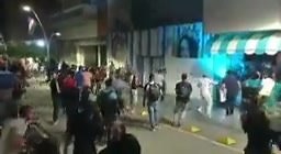 #Cali En el bulevar de río, comunidad agrede a una persona acusado de ser un presunto ladrón que pretendía llevarse una bicicleta. El presunto ladron está en estado crítico en una clínica al sur de Cali, después de recibir varias puñalada | 푪풂풏풂풍 푿풕풗 | Facebook