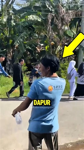 This Student Intended to Cosplay as an MBG Employee, But Was Pulled into Work Instead! 😆