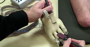 Prosthetic hand capable of delivering texture sensations