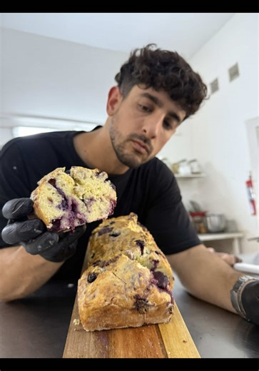 Budín keto de limón, frutos rojos y yogur griego Ingredientes \t•\t🥚 5 huevos \t•\t🌰 150 g harina de almendras \t•\t🧈 70 g manteca clarificada (bajamos un poquito por el yogur) \t•\t🥛 80 g yogur griego natural sin azúcar \t•\t🍋 Jugo de 1 limón \t•\t🍋 Ralladura de 1 limón \t•\t🫐 80 a 100 g frutos rojos (frutilla, arándanos, frambuesa — frescos o congelados) \t•\t🌿 Stevia a gusto 👉 referencia: 20–30 gotas líquida \t•\t🥄 10 g polvo de hornear Y listo✅ Si buscás un budín keto, húmedo, espo