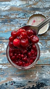 Rørte tyttebær på litt over 30 sekunder😁 Bruker rundt 6 ss sukker til 250g tyttebær. Men smak gjerne til selv. Jeg brukte tyttebær plukket ifjor høst. Kjøper du importert frossene tyttebær er det lurt å koke opp 1 min før den går i kjøleskapet✌️#tyttebær #tyttebærsyltetøy | Krisslovesfood