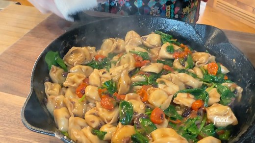 This easy ONE-PAN meal is full of cheesy tortellini, cherry tomatoes and fresh spinach 🤗 Watch The Pioneer Woman - Ree Drummond Saturdays at 10a|9c and subscribe to discovery to stream more episodes of the show: http://discoverypl.us/34WCE6K. #discoveryplus Get the recipe for Tortellini Puttanesca: https://foodtv.com/3te7zp4. | Food Network