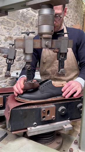 Fabrication de souliers Made in 🇫🇷👇 👍 Si vous aimez le travail d’Edouard, n’hésitez pas à suivre @Manufacture Bontemps France et à partager cette vidéo ! 📦 Vous cherchiez une paire de qualité ? Le lien vers le site de la manufacture est sous notre profil ! 💬 Votre avis compte : dites-nous en commentaire ce que vous pensez de cette fabrication 100% française 👉 Et si, comme nous, vous appreciez découvrir les coulisses des belles maisons, pensez nous à suivre #artisanat #chaussures La manufa
