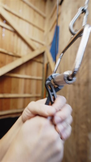 Secure grip and solid hold – that’s what unconventional training looks like with the KNIPEX Alligator® 88 01 180. Even outside its typical applications, this water pump pliers shows what it can do. Thanks to its specially hardened teeth (approx. 61 HRC), through-bolted joint, and robust construction, it grips round metal handles securely and without slipping. And whether you're working on pipes, on the jobsite, or—yes—even in the gym, the Alligator always bites down with reliable stability. What