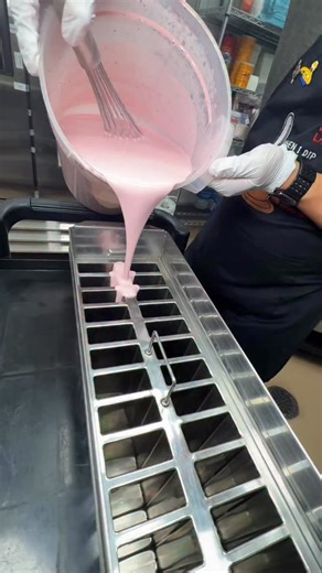 Paleta Bar makes all of their paletas in house - Gourmet Mexican Paletas 🍭❤️‍🔥 - Dubai Chocolate Paleta 🍓🍫 - 📍 Chinatown (Shanghai Plaza 📍 SW (7345 S Rainbow) . #LasVegas #VegasFood #dessert #paleta #Dubaichocolate | Vegas Must Try