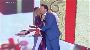 1.7M views · 10K reactions | No Família Record, o jornalista Eduardo Ribeiro surpreendeu ao revelar que sua amiga secreta era Ticiane Pinheiro, e entregar presentes para toda a família da apresentadora!  • Acompanhe a programação da Record TV 24h por dia e as íntegras de todos os programas pelo celular, tablet ou computador no PlayPlus. Acesse:PlayPlus.com | RECORD | Facebook