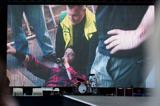 Dave Grohl breaks leg on stage, finishes concert anyway