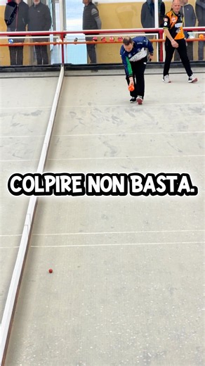 LA COLPISCE IN PIENO… MA NON BASTA 🎯 #boccespettacolo