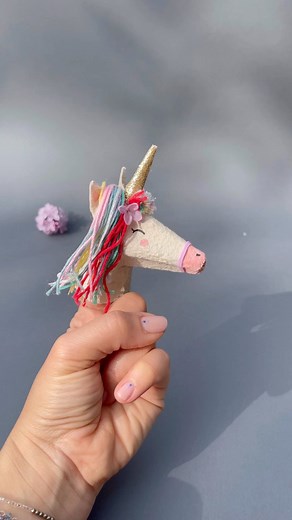 Linda/ Diy & crafts on Instagram: "Egg carton puppet unicorn 🦄 Are your kids fans of unicorns? We love them. All you need to make this puppet is: 1 carton box of eggs, multicolored threads, glitter paper, and hot glue. Hope you enjoy it! #eggcartoncrafts #springcraftsforkids #pedagogiealternative #springcrafts #criança #unicornlovers #theartofslowliving #ministylemag #homeschooldailyapple #wearethehomemakers #fantasyhasreallynolimits #unicornday #criançaenatureza #finemotorskills #playwithnatur