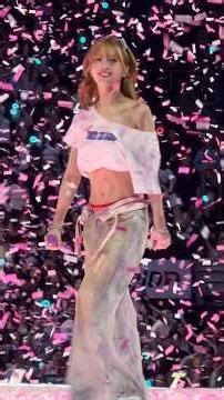 Twice #Hirai Momo #The falling ribbon can't hide her beauty #Boston Concert