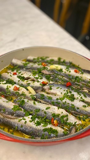 Chef Cristina Haaland on Instagram: "Sardinhas marinadas🐟 Eu sou filha de pai português e sardinhas marinadas sempre fez parte do nosso dia a dia. Saudável e gostoso para petiscar com os amigos. Ingredientes: 🔸 14 filés de sardinha ou 28 metades (escolher as pequenas) 🔸 200ml (1 xíc) vinho branco seco 🔸 200ml (1 xíc) vinagre de vinho branco (ou de arroz, maçã,…) 🔸 suco de 2 limões sicilianos 🔸 salsinha picada 🔸 4 dentes de alho 🔸 1 pimenta dedo de moça 🔸 sal 🔸 300ml de azeite . 🔹 Limp