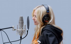 贾斯汀比伯联手The Kid LAROI新单《Stay》官方MV超清大首播-冰可乐拌72号混凝土-音乐-哔哩哔哩视频