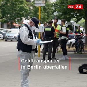 Ein Geldtransporter hält am Mittwoch vor einer Postbankfiliale in Wilmersdorf - als die zwei Wachleute in die Bank gehen wollen, werden sie von mehreren Unbekannten überfallen. Die Täter versprühen Reizgas, schießen, dann entkommen sie mit der Beute. Die Wachleute und zwei Bankangestellte werden leicht verletzt. Die Höhe der Beute teilte die Polizei nicht mit. Die Täter sind auf der Flucht. https://rbburl.de/uberfalltransporter | rbb24