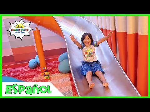 Tobogán gigante en nuestra habitación en el crucero y un divertido patio interior para niños